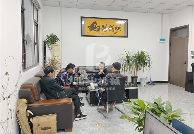 客户来访我公司进行锯末成人向日葵视频免费实地考察
