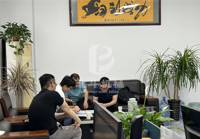 山东客户来我公司了解玉米秸秆成人向日葵视频免费