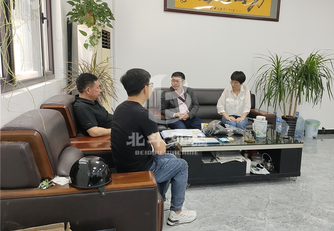 印尼客户来向日葵视频色版下载软件安装机械考察成人向日葵视频免费设备,洽谈业务合作