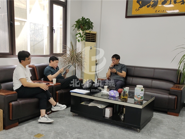 客户到我厂考察糠醛渣成人向日葵视频免费