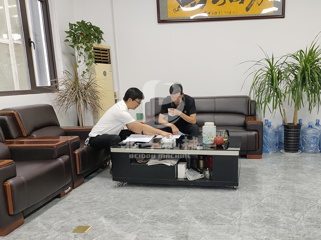 周经理为客户介绍糠醛渣成人向日葵视频免费的相关技术知识