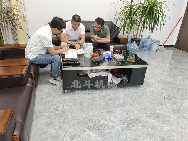 周经理与广州客户就木屑成人向日葵视频免费的技术问题展开交流